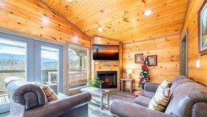 Nhà, 1 giường cỡ king và sofa giường (Country Bear Hideaway) | Khu phòng khách