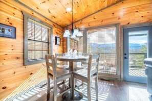 Ferienhaus, 1 King-Bett und Schlafsofa (Country Bear Hideaway) | Speisen