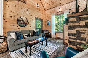 Ferienhaus, Mehrere Betten (Bear Up There Cabin) | Wohnbereich