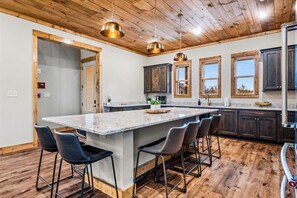 House, Multiple Beds (Lookout Lodge) | Private kitchen - Lookout Lodge (Sevierville)