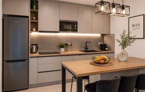 Wasserkocher mit Kaffee-/Teezubehör, Kühlschrank, Ofen, Herdplatte