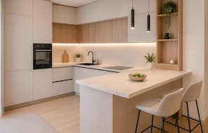 Wasserkocher mit Kaffee-/Teezubehör, Kühlschrank, Ofen, Herdplatte