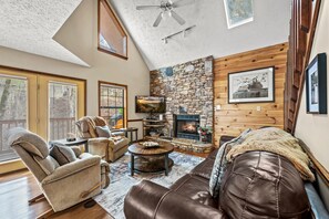 House, Multiple Beds (Lazy Dayz) | Living area - Lazy Dayz (Pigeon Forge)