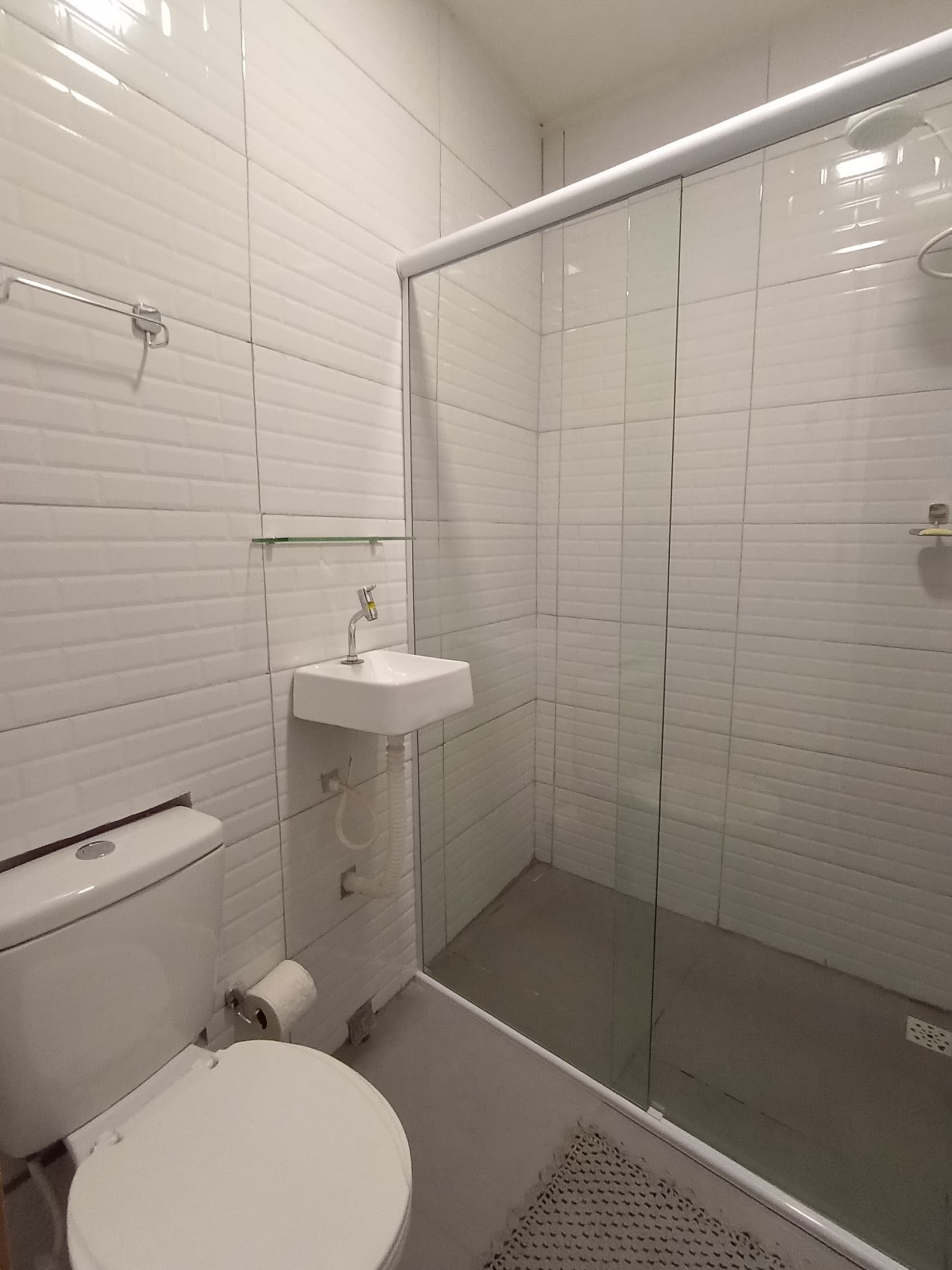 Toalhas de banho, sabonete, papel higiênico 