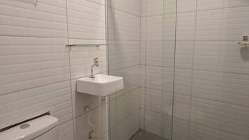 Toalhas de banho, sabonete, papel higiênico