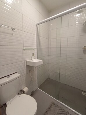 Toalhas de banho, sabonete, papel higiênico 