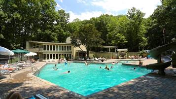 Casa, letti multipli (Smoky Mountain Game Den) | Piscina