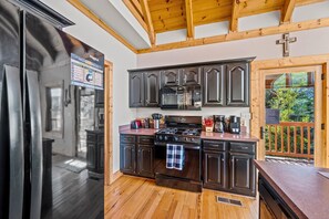 House, Multiple Beds (Snail's Pace) | Private kitchen - Snail's Pace (Sevierville)