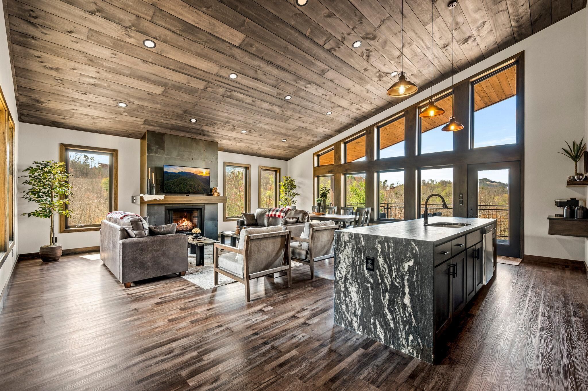 House, Multiple Beds (Majestic Overlook) | Living area