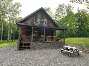 Outdoor dining - Cabin by the Falls: Modern 3BR Getaway for Relaxation & Adventure (Calumet)