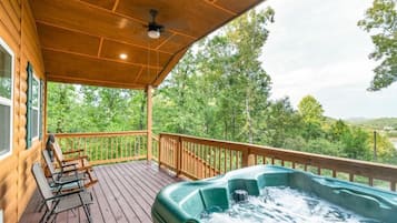 Ferienhaus, Mehrere Betten (Cozy Hollow Cabin) | Terrasse/Patio