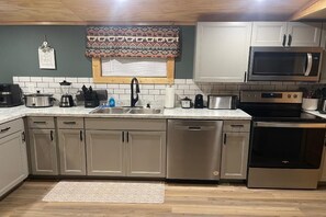 House, Multiple Beds (Cozy Hollow Cabin) | Private kitchen - Cozy Hollow Cabin (Sevierville)