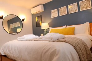 3 bedrooms, desk, iron/ironing board, travel crib - 3BR, AC, private, lit patio, fire pit, light rail (Shoreline)