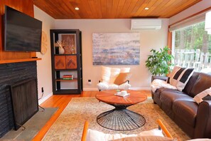 Smart TV, books - 3BR, AC, private, lit patio, fire pit, light rail (Shoreline)