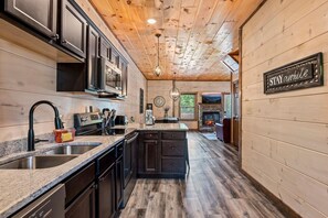 Ferienhaus, Mehrere Betten (Bear Family Cabin) | Eigene Küche