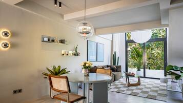 Luxe studio, 1 kingsize bed, balkon | Dineerruimte