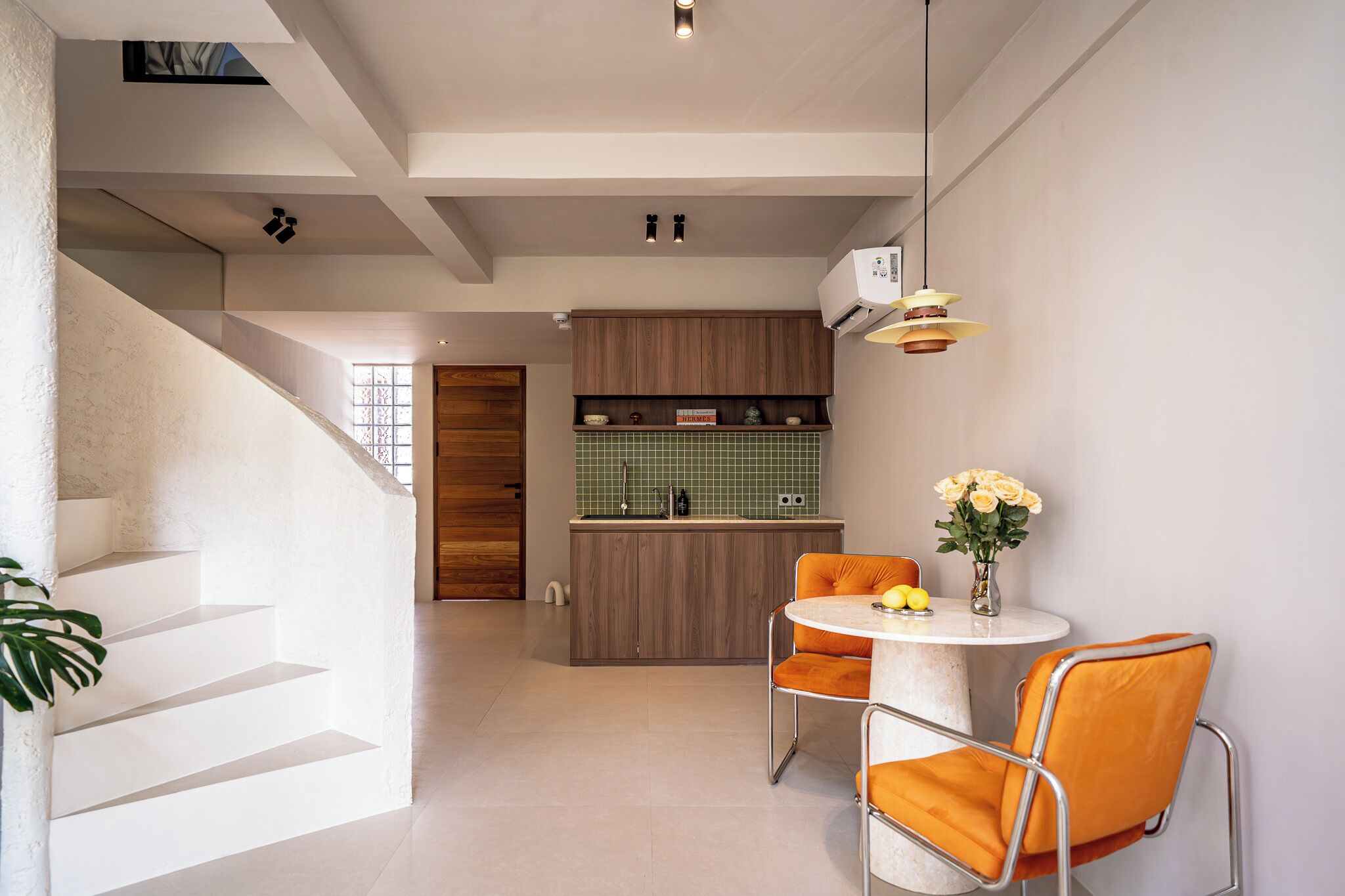 Deluxe Studio, 1 King Bed | Dining room