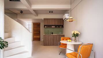 Deluxe Studio, 1 King Bed | Dining room
