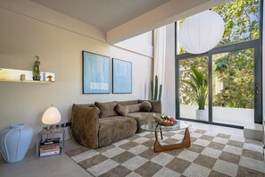 Luxury-Studio, 1 King-Bett, Balkon | Wohnbereich | 43-Zoll-Smart-TV mit Kabelempfang