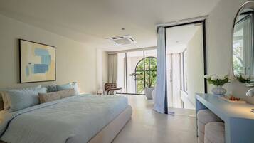 Luxury Studio, 1 King Bed, Balcony | In-room safe, free WiFi