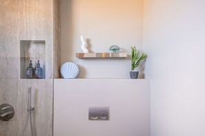 Luxury-Studio, 1 King-Bett, Balkon | Badezimmer | Dusche, kostenlose Toilettenartikel, Haartrockner, Handtücher