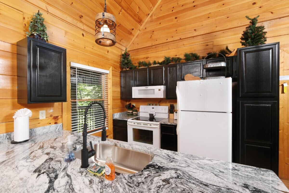 House, Multiple Beds (Smoky Mountain Jewel Unit 2) | Private kitchen