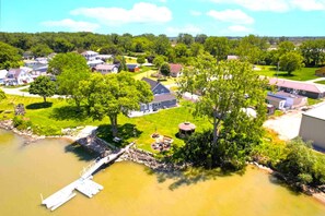 Un quartier résidentiel avec des maisons, un quai et un petit plan d’eau.