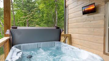 Casa, varias camas (Away From It All) | Tina de hidromasaje al aire libre