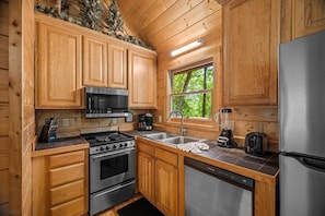 House, Multiple Beds (Whiskey Mountain) | Private kitchen - Whiskey Mountain (Sevierville)