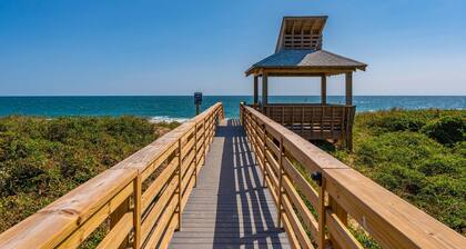 Lovely condo with Ocean views! Great location, walk to the town of Duck