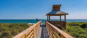 Lovely condo with Ocean views! Great location, walk to the town of Duck