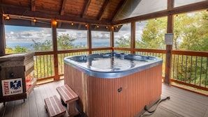 Eine Holzterrasse mit Whirlpool, Holzliegen und einem Kühlkasten für Tecate Light.