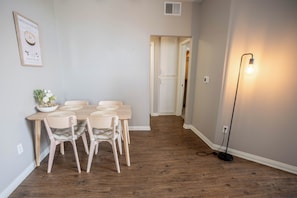 Dining - Cozy 1-bedroom apartment in Marina Del Rey (Marina Del Rey)