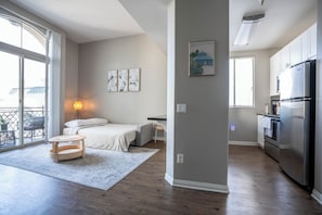 A modern apartment with a bedroom, a kitchen, and a balcony. - Cozy 1-bedroom apartment in Marina Del Rey (Marina Del Rey)