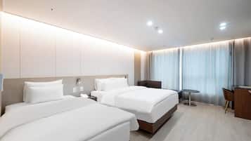 Deluxe Twin Room, Garden View | Desk, laptop workspace, WiFi (free)