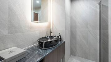 Deluxe Quadruple Room, Garden View | Bathroom | Hair dryer, towels, soap, shampoo