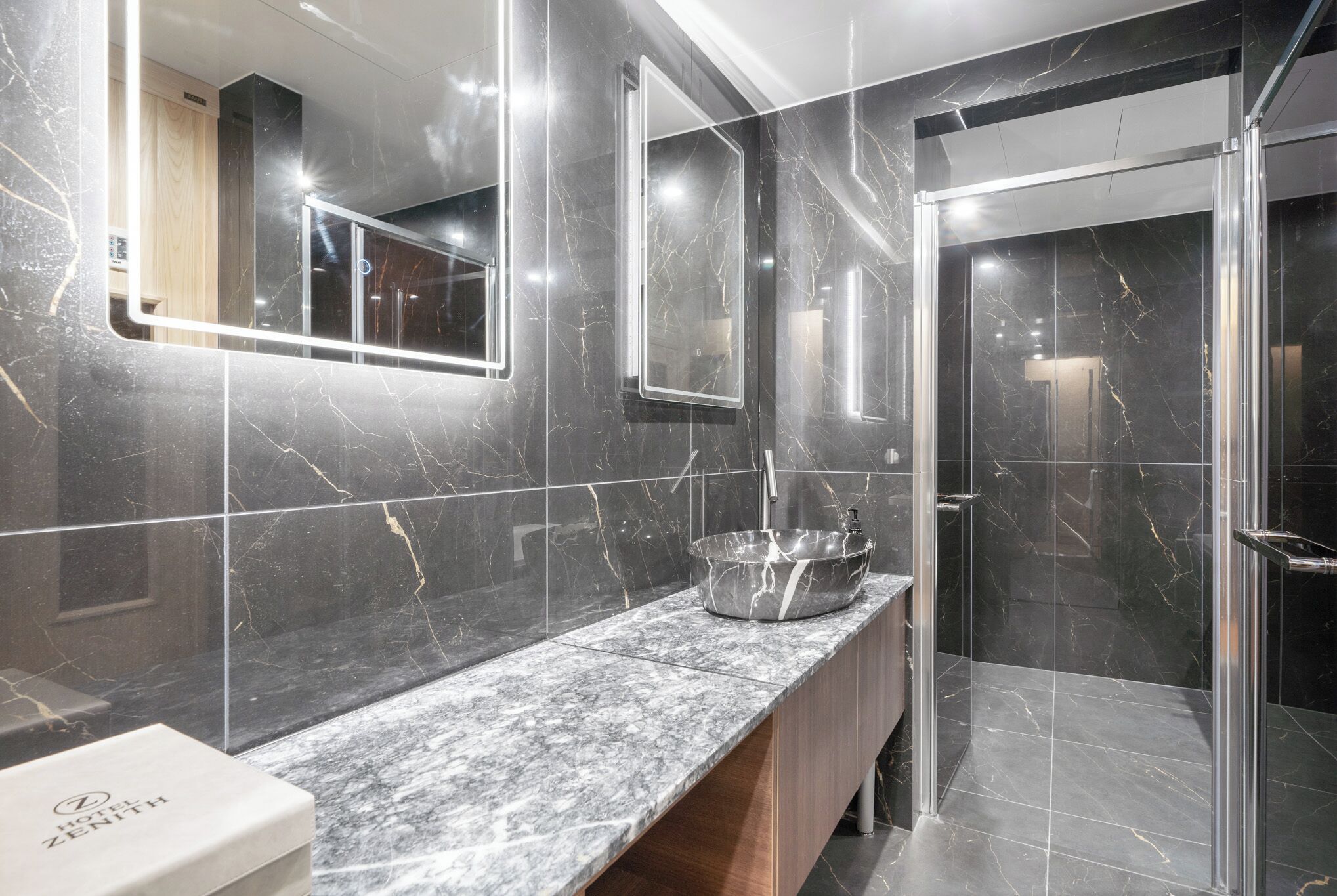 Suite familiar, vista al jardín | Baño | Secadora de cabello, toallas, jabón, shampoo 