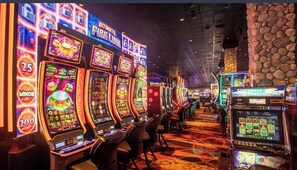 Casino - Graphite Grove - Arcade, Fire Pit & Covered Deck - Pet Friendly - Poconos (Tobyhanna)