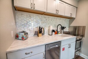 Condo, 1 King Bed with Sofa bed (Adventure Lodge) | Private kitchen - Adventure Lodge (Gatlinburg)