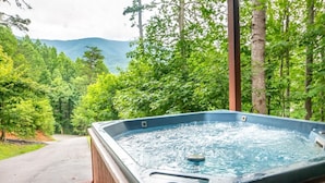 Ein Whirlpool in bewaldeter Landschaft mit Blick auf die Berge.