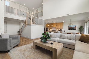 TV, fireplace, ping pong - Copper Sky Retreat: 5BR Golf Course View with Rooftop Deck (Hurricane)