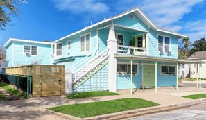 Exterior - Blue Turtle - Vintage Island Charm in Midtown (Galveston)