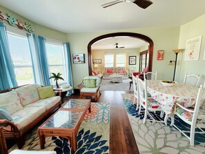 TV, offices - Blue Turtle - Vintage Island Charm in Midtown (Galveston)
