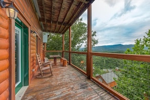 A wooden deck with a view of the mountains. - Splash Mountain (Sevierville)