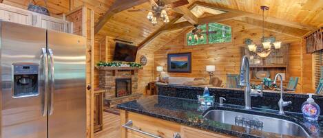House, 1 King Bed with Sofa bed (Misty Mountain Cabin) | Private kitchen