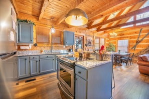 House, Multiple Beds (Big Bear Lodge at Valley View) | Private kitchen - Big Bear Lodge at Valley View (Sevierville)