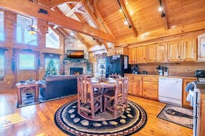 House, Multiple Beds (Smokey's Hideaway) | Dining - Smokey's Hideaway (Sevierville)