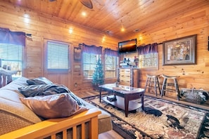 House, Multiple Beds (Smokey's Hideaway) | Living area - Smokey's Hideaway (Sevierville)