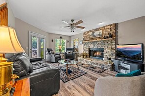 House, Multiple Beds (Z - Mountains 4 Miles) | Living area - Z - Mountains 4 Miles (Gatlinburg)