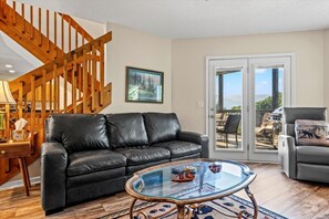 House, Multiple Beds (Z - Mountains 4 Miles) | Living area - Z - Mountains 4 Miles (Gatlinburg)